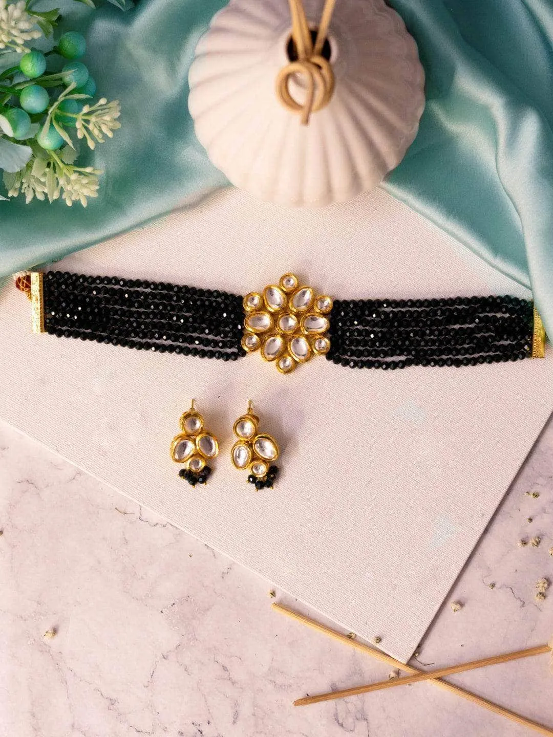 Simple Kundan Patch Choker Set